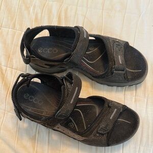 ECCO women’s yukon Black Sandals. Size 39.  Like knew only worn one time!